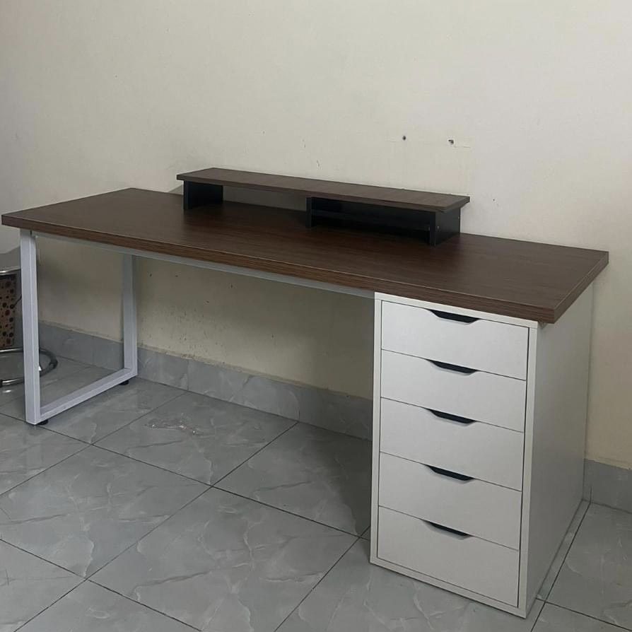 Bàn Làm Việc IKEA Chân Sắt Tiện Lợi - IK4 1