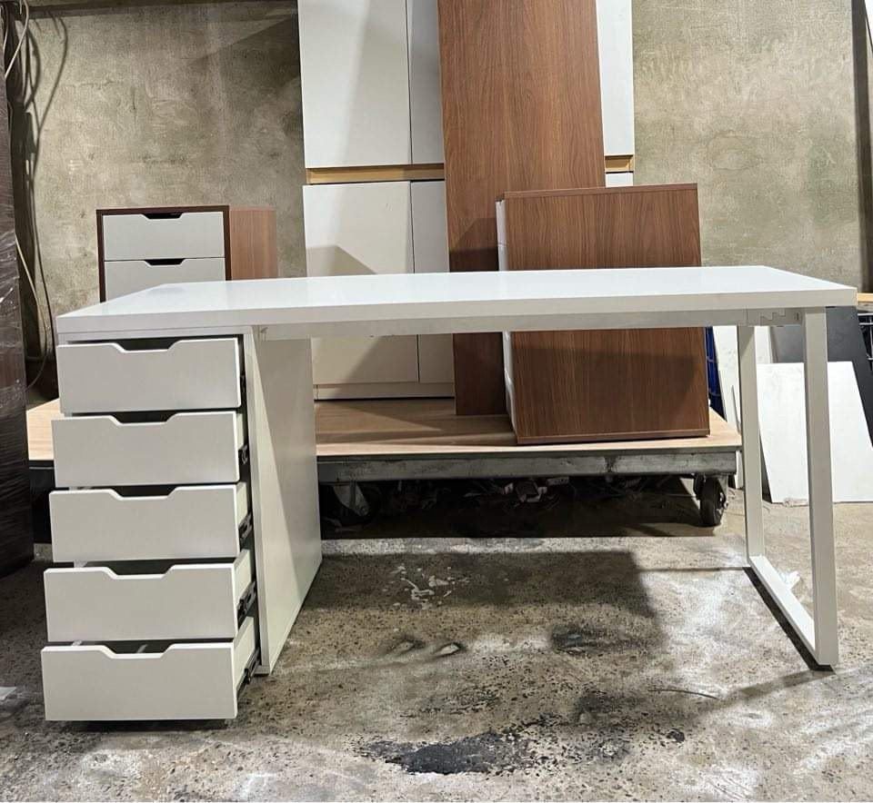 Bàn Làm Việc IKEA Chân Sắt Tiện Lợi - IK4 2