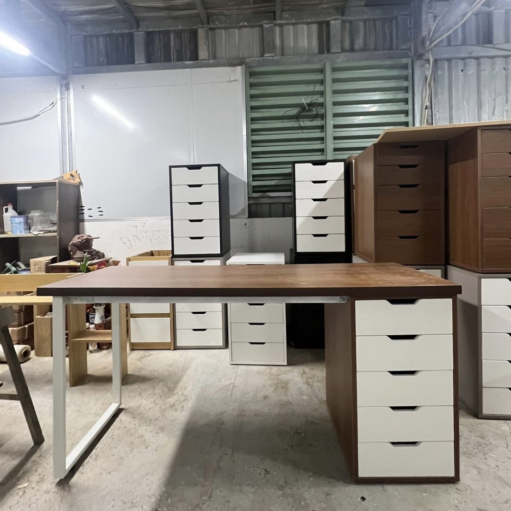Bàn Làm Việc IKEA Chân Sắt Tiện Lợi - IK4 3