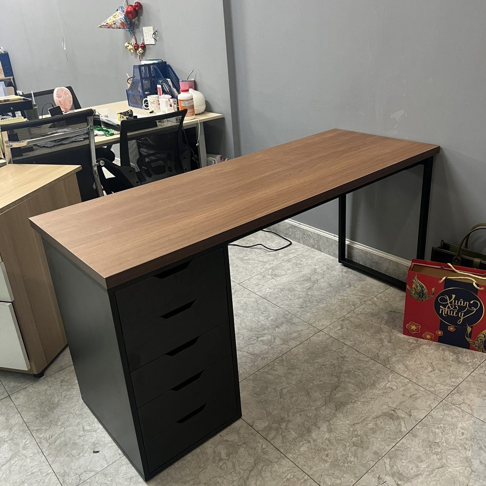 Bàn Làm Việc IKEA Chân Sắt Tiện Lợi - IK4 4