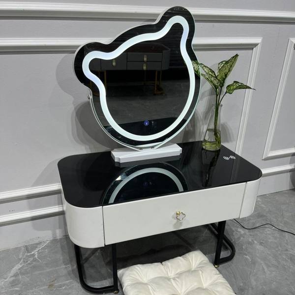 Bàn Trang Điểm Tai Thỏ Đèn Led Hiện Đại 2