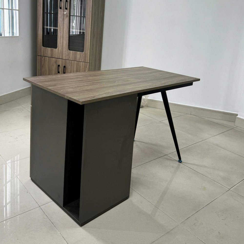 Bàn Làm Việc Chân Sắt Có Hộc - BLV120 1