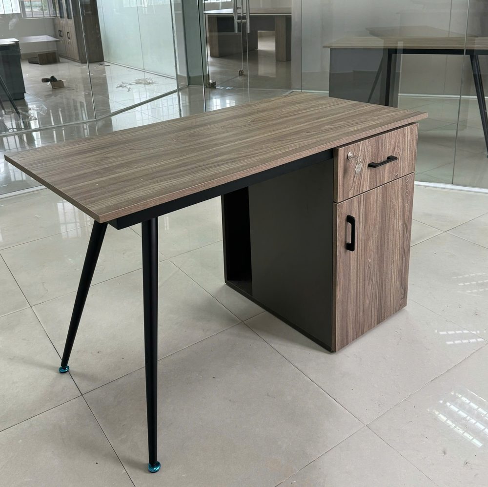 Bàn Làm Việc Chân Sắt Có Hộc - BLV120 4