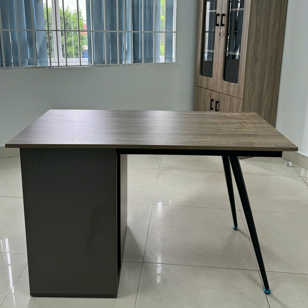 Bàn Làm Việc Chân Sắt Có Hộc - BLV120 5